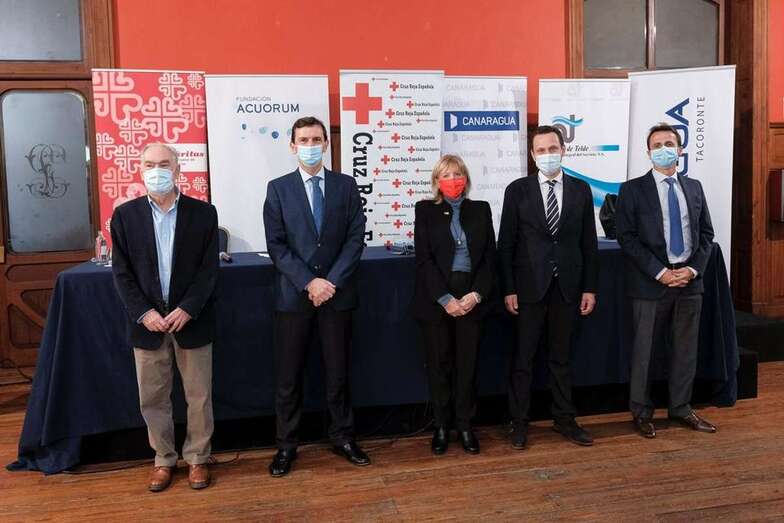 Firmantes de los convenios, entre ellos Luis Rúa (primero por la derecha), gerente de Aguas de Telde/TA.